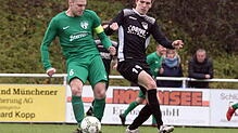 FC Brigachtals Kapitän Christoph Bausch (links) wird vom Marbacher Florian Ehmann bedrängt. Marbach gewann das Bezirksliga-Derby mit 2:1 ...