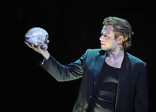 Große Monologe: Volkmar Zschiesche als "Hamlet" am Theater Ulm 2011. Bild: dpa