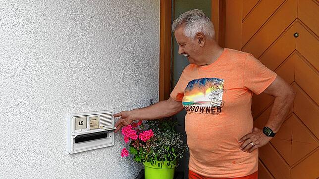 Tag um Tag schaut Ernst Schifferdecker in den leeren Briefkasten. Ein wichtiges Rezept für seine Frau wird nicht zugestellt.