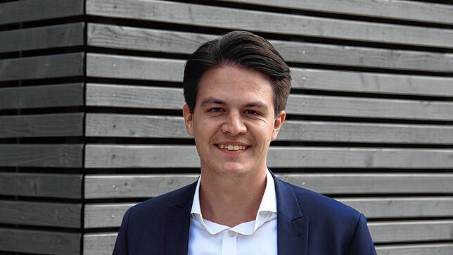Marian Schreier, Bürgermeister von Tengen im Hegau. Hinter ihm das neue, großzügige Ärztehaus, das in seiner Amtszeit fertiggestellt wurde.