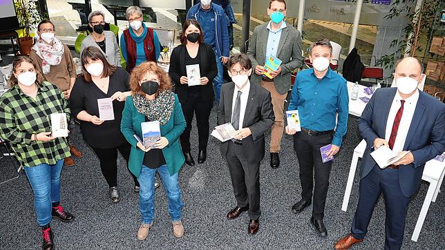 Sie freuen sich auf die Erzählzeit (vorne, v.l.): Patricia Tanner, Tanja Fluck, Monika Bieg, Oliver Thiele und Bernd Häusler sowie ...
