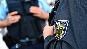 (Symbolbild) Bundespolizisten sind an Bahnhöfen unterwegs und können dort auch Reisende kontrollieren. Am Wochenende kam es dabei ...