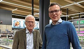 Pius Netzhammer (links) und Johannes Netzhammer im Markt in Singen. Vater und Sohn teilen sich gemeinsam mit Georg Netzhammer Junior die ...