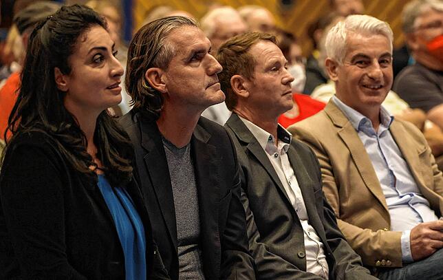 Bild 8: Vier Kandidaten auf der Bühne: Bilder von der SÜDKURIER-Podiumsdiskussion zur Bürgermeisterwahl