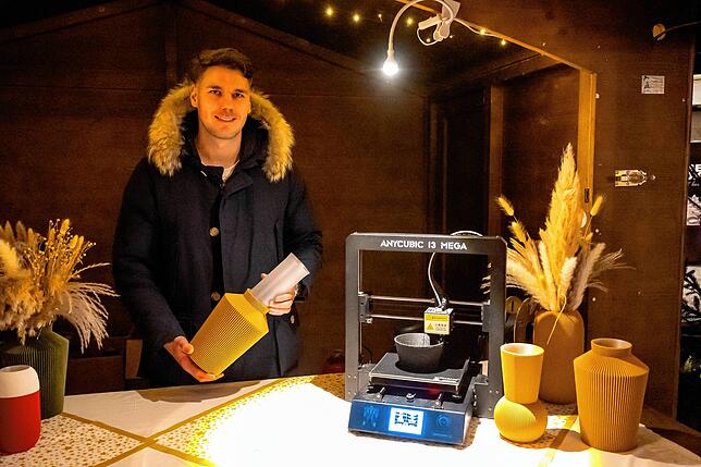 Matthias Ganter aus VS-Tannheim verkauft individuell gestaltete Vasen aus dem 3D-Drucker. Der verwendetet PLA-Kunststoff besteht aus ...