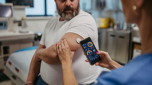 Männer erkranken statistisch gesehen häufiger an Diabetes als Frauen. Sie müssen ihren Blutzuckerwert regelmäßig überprüfen.
