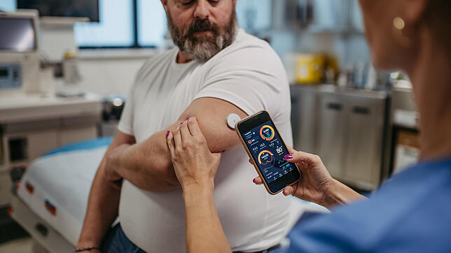 Männer erkranken statistisch gesehen häufiger an Diabetes als Frauen. Sie müssen ihren Blutzuckerwert regelmäßig überprüfen.