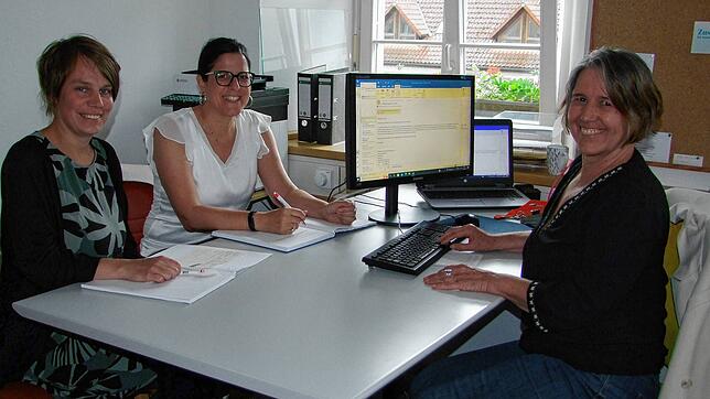 Arbeiten gut zusammen (von links): Katrin Goller und Simone Gabler vom Helferkreis für Geflüchtete besprechen mit Integrationsmanagerin ...