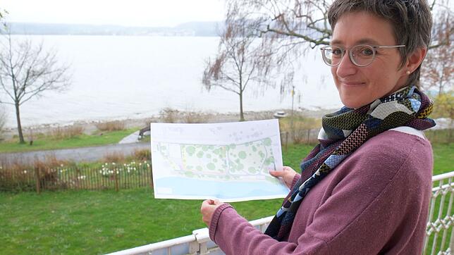 LGS-Geschäftsführerin Edith Heppeler blickt vom Balkon des "Haus des Gastes" in den Kurpark, wo für die Gartenschau die Villengärten ...