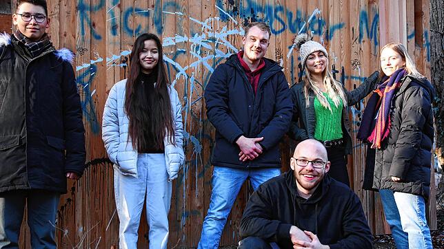 Einige Jugendliche sehen sich die angesprühte Grillhütte an (v.l.): Nico Kuhn, Lisa Osswald, Janik Horning, Björn Adler, Marcela ...