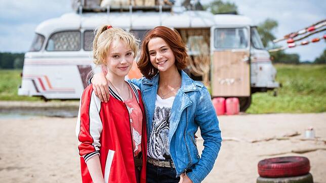 Lina Larissa Strahl (links) spielt auch in "Tohuwabohu total", dem vierten und letzten Teil der "Bibi & Tina"-Reihe, die Hexe Bibi ...