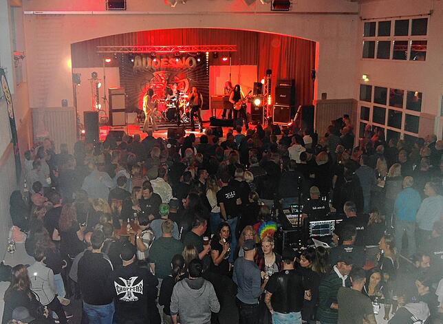 Volles Haus in der Mögginger Mindelseehalle beim Konzert der Band Audesno.