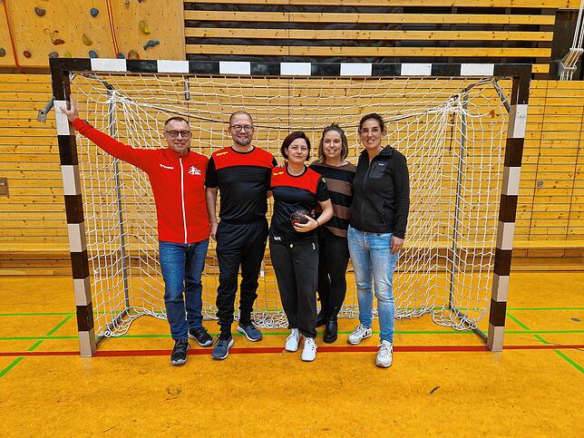 Seit zwei Jahren ist Marion Schmider die Jugendleiterin beim HSC Radolfzell und jetzt schon ein stiller Star. Von links: Georg Becker, ...