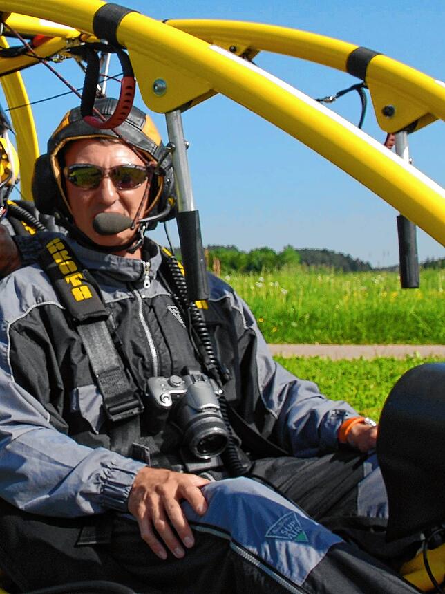 Christoph Nägele mit seinem Motorgleitschirm Xcitor.