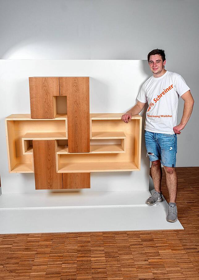 Bild 2: Von der Mini-Bar bis zum Schminktisch: So kreativ sind die Schreiner-Gesellen aus dem Kreis Waldshut