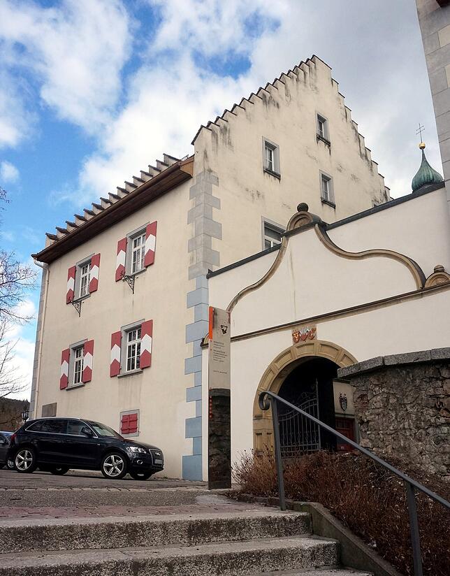 Das Klettgau-Heimatmuseum im Tiengener Schloss: Nach dem Betreten des Schlosshofes durch den runden Torbogen geht es links die Türe hoch ...