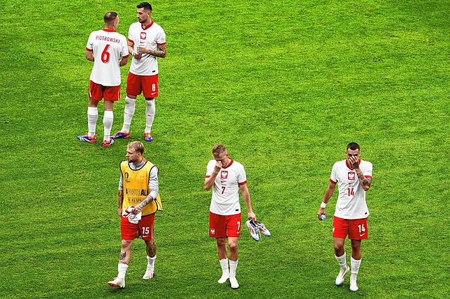 Die polnischen Spieler stehen nach der Niederlage auf dem Feld.