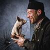 Gleich zwei Glücksbringer: ein (nicht echtes) Schweinchen und ein Schornsteinfeger.