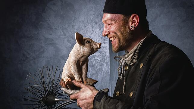 Gleich zwei Glücksbringer: ein (nicht echtes) Schweinchen und ein Schornsteinfeger.