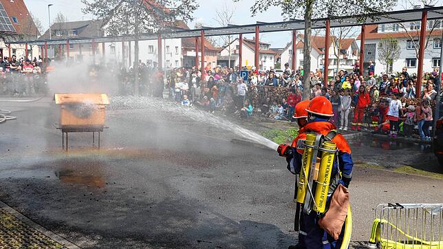 Vor der Hauptübung hatte die Jugendfeuerwehr ihr Können mit dem Löschen eines in Brand geratenen Holzkastens vor dem Rathaus in ...