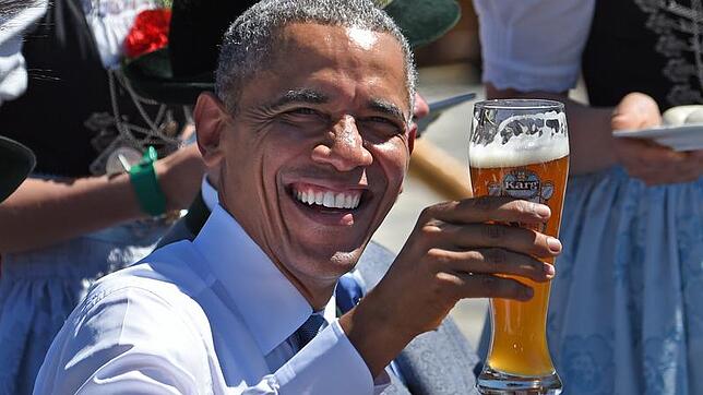 US-Präsident Barack Obama trinkt im Rahmen des G7-Gipfels 2015 in Elmau am  in Krün ein Bier. Nach seiner Amtszeit trat er einen mehrere ...