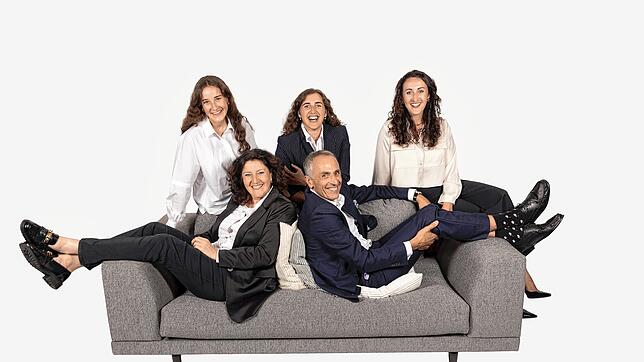 Familie Haller freut sich u?ber die Auszeichnung (hinten von links): Felicitas, Olivia und Romina Haller und (vorne von links) Veronika ...