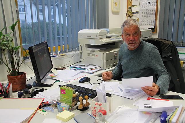 Axel Leitenmair trifft in seinem Büro die letzten Vorbereitungen für den Wettkampf.