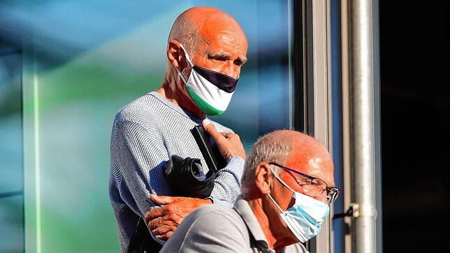 Archivbild: Hannover-96-Geschäftsführer Martin Kind (l) mit Maske auf der Tribüne.
