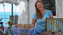Mit ihrem Projekt Seeglas ist Marlene Grüner aus Immenstaad aktuell auf dem Kulturufer in Friedrichshafen anzutreffen.