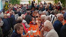Das 33. Dorffest in Weil im Jahr 2023 war gut besucht. Hier unterhält der Musikverein Watterdingen-Weil die Gäste im Festzelt. ...