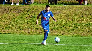 Doppelpack: Luka Bartolovic (vorn) vom FC Erzingen drehte im Spiel gegen Niklas Exposito Gallardo (hinten) und den FC Bergalingen mit ...