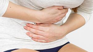 Endometriose kann sehr schmerzhaft sein. Eine Operation kann Manchen helfen.