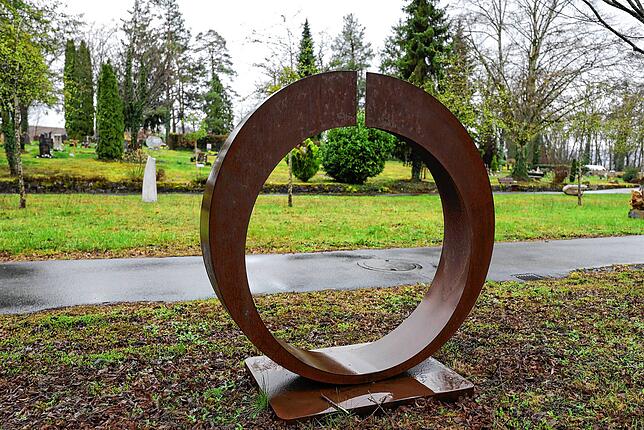 14 Skulpturen sind auf dem Waldfriedhof in Radolfzell zu entdecken.