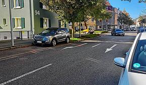 An der Kreuzung von Ekkehard- und Romeiasstraße hat ein illegales Autorennen durch einen Unfall sein dramatisches Ende gefunden. Rote ...
