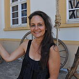 Corinna Vogt, hier im Klostergarten, ist Regisseurin und spielt auch die Rolle der Marei.
