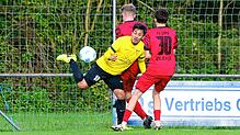 Der Öhninger Viet Nguyen (links) trug mit seinen zwei Toren im Spiel gegen Walbertsweiler wesentlich zum 3:0-Sieg der Heimelf bei.