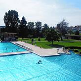 Die Freibäder in Engen (hier im Bild) und Gottmadingen müssen ihre Öffnungszeiten wegen personellen Ausfällen bei den Schwimmmeistern ...