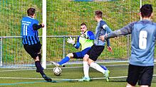 Nicht noch eins: Mit einer Fußabwehr verhindert Tim Rusch einen weiteren Treffer für die SG FC Wehr/Brennet, hier durch Jan Steininger ...