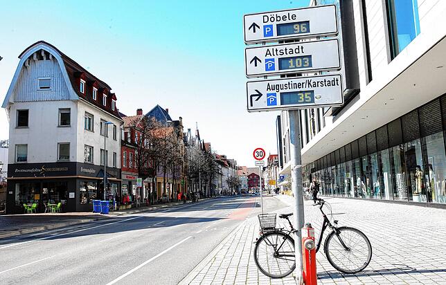 Für einen Freitag ist es ungewöhnlich ruhig in der Innenstadt &ndash; hier ein Blick in die Bodanstraße. Es gibt viele freie Parkplätze.