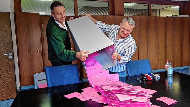 Start für die Auszählung: Pünktlich um 8 Uhr kippen Clemens Müller (links) und Andreas Graf die Wahlurne aus.