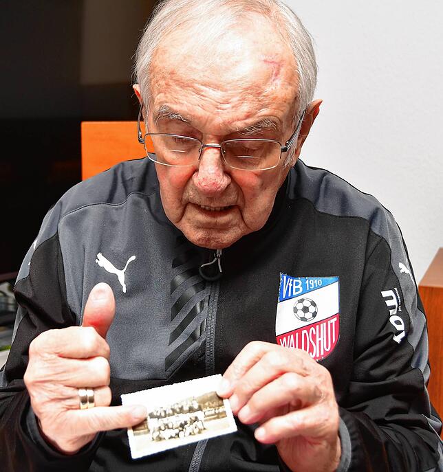 &bdquo;Ich bin der Große, ganz links...&ldquo; Heinz Knobloch zeigt sich auf dem Foto aus seiner Jugendspieler-Zeit beim VfB Waldshut.