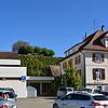 Das alte Postgebäude (links) und das ehemalige Wohngebäude, in dem vor Jahren auch die Polizeiwache untergebracht war, sollen abgerissen ...