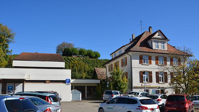 Das alte Postgebäude (links) und das ehemalige Wohngebäude, in dem vor Jahren auch die Polizeiwache untergebracht war, sollen abgerissen ...