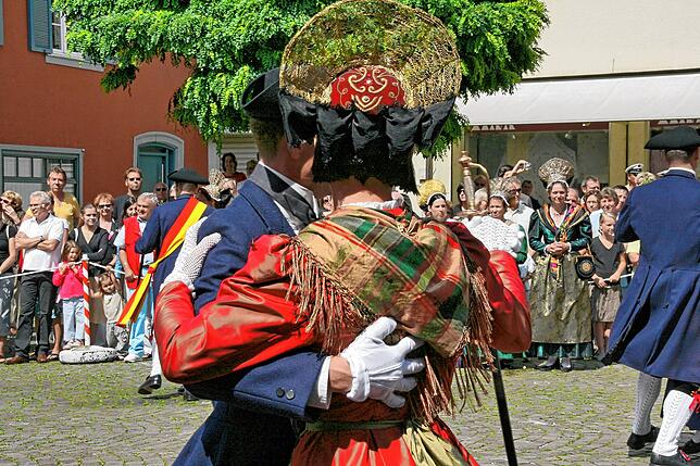 Festtag der ehemals freien Reichsstadt Überlingen: Der Schwerttanz auf der Hofstatt lockt an einem Julisonntag alljährlich zahlreiche ...