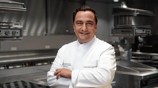 Torsten Michel, Küchenchef der &bdquo;Schwarzwaldstube&ldquo;, freut sich über die Auszeichnung.