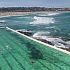 Das Meerwasser-Schwimmbecken &bdquo;Icebergs&ldquo; am Strand Bondi Beach bei Sydney gehört zu den bekanntesten Swimming Pools der Welt.