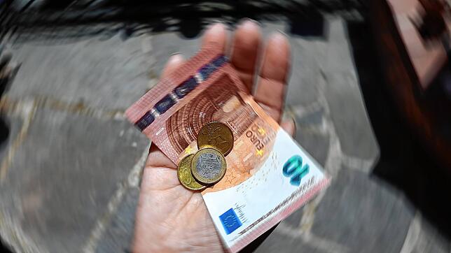 Ab 1. Oktober gilt in Deutschland ein Mindestlohn von 12 Euro und eine Minijobverdienstgrenze von 520 Euro. Nicht jeder in der Villinger ...
