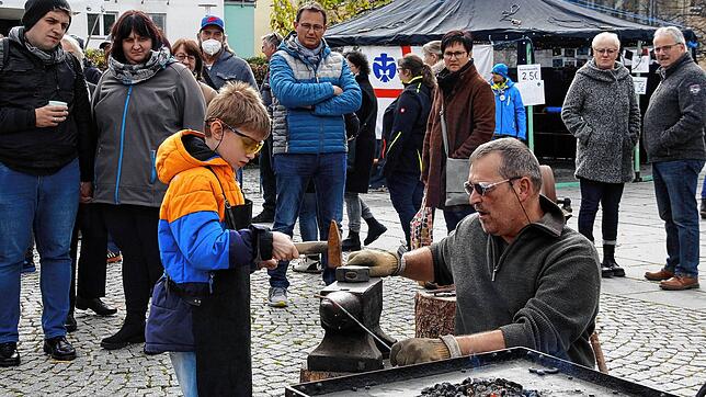 Man muss das Eisen schmieden, solange es heiß ist: Am Stand von Andreas Wagenbrenner konnten Kinder beim Martinimarkt selbst Hand ...