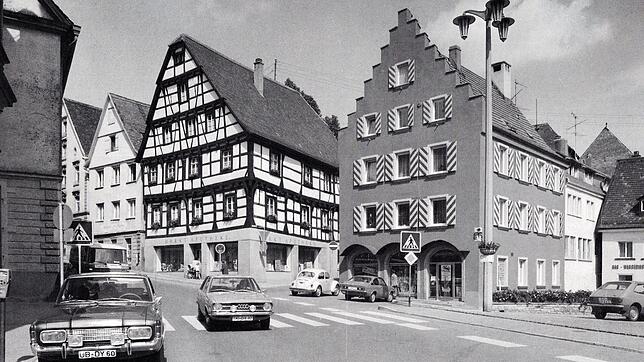 In den 1970er Jahren waren der Marktplatz und die komplette Hauptstraße noch für den Verkehr freigegeben. Und auch eine Fußgängerzone ...