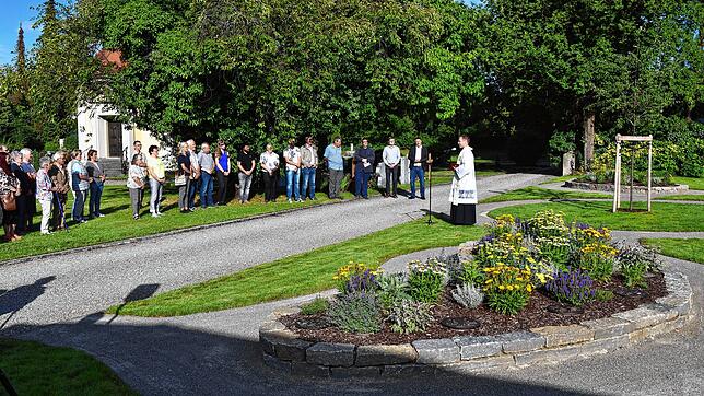 Die neue Grabanlage mit Baumwiesen- und Gemeinschaftsurnengräbern auf dem Friedhof Eigeltingen konnte eingeweiht werden. Bild: Susanne Schön